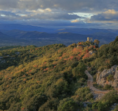 France, Gard(30) Occitanie, Brouzet-Lès-Alès, le massif du Mont Bouquet, la Tour du Castellas,