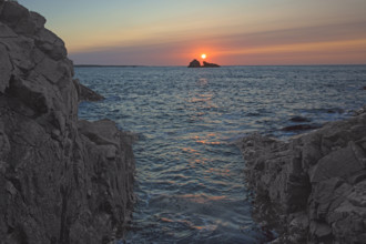 France, Manche (50) Omonville-la-Rogue, la pointe de Jardeheu l'anse ST-Martin au soleil couchant /