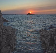France, Manche (50) Omonville-la-Rogue, la pointe de Jardeheu l'anse ST-Martin au soleil couchant /