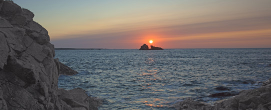 France, Manche (50) Omonville-la-Rogue, la pointe de Jardeheu l'anse ST-Martin au soleil couchant /