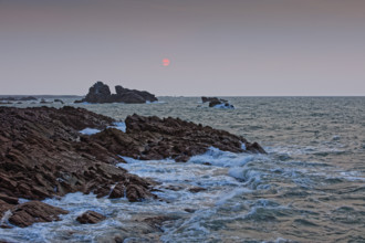 France, Manche (50) Omonville-la-Rogue, la pointe de Jardeheu l'anse ST-Martin au soleil couchant /