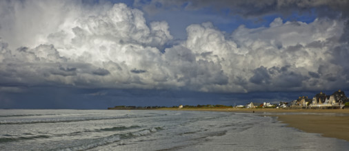 France, Manche (50) Urville-Nacqueville, la plage, le bord de mer reflet céléste sur le sable, ciel