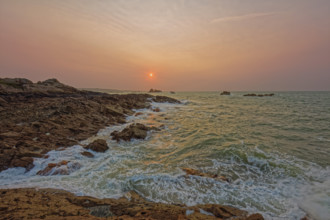 France, Manche (50) Omonville-la-Rogue, la pointe de Jardeheu l'anse ST-Martin au soleil couchant /