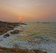 France, Manche (50) Omonville-la-Rogue, la pointe de Jardeheu l'anse ST-Martin au soleil couchant /