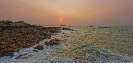 France, Manche (50) Omonville-la-Rogue, la pointe de Jardeheu l'anse ST-Martin au soleil couchant /