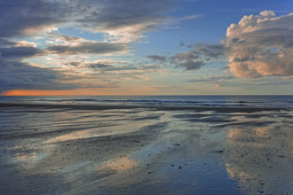 France, Manche (50) Urville-Nacqueville, la plage, le bord de mer reflet céléste sur le sable /