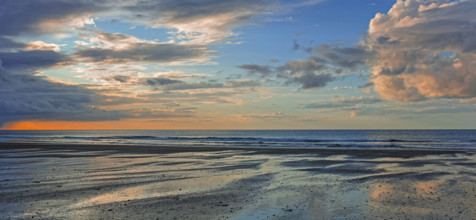 France, Manche (50) Urville-Nacqueville, la plage, le bord de mer reflet céléste sur le sable /