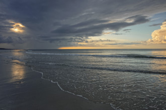 France, Manche (50) Urville-Nacqueville, la plage, le bord de mer reflet céléste sur le sable, ciel