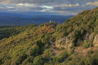 France, Gard(30) Occitanie, Brouzet-Lès-Alès, le massif du Mont Bouquet, la Tour du Castellas,