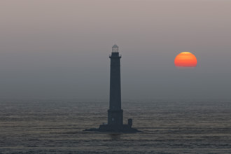 France, Manche (50) Auderville, le phare de la Hague au soleil couchant / France, Cotentin