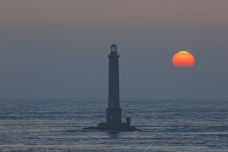 France, Manche (50) Auderville, le phare de la Hague au soleil couchant / France, Cotentin