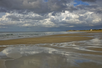 France, Manche (50) Urville-Nacqueville, la plage, le bord de mer reflet céléste sur le sable, ciel