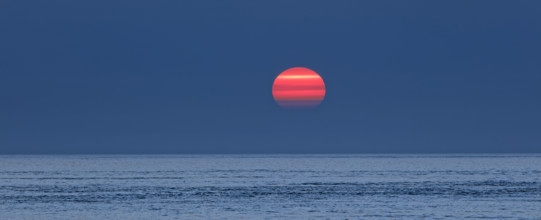 France, Manche (50) Soleil rouge se couchant sur la mer / France, Manche Red sun setting over the