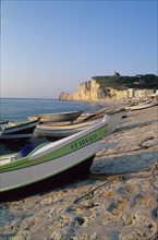 France, Normandie, Seine Maritime, etretat, falaises, falaise d'amont, plages, doris, barques colorees,