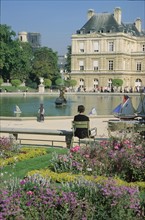 France, Paris 6e, jardin du Luxembourg, massif de fleurs, bassin, palais du Luxembourg, senat, architecte salomon de la brosse,