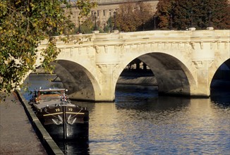 france, Paris, Pont Neuf, Seine, peniche a quai, quai des grands augustins,