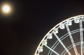 france, Paris 8e, detail grande roue place de la concorde, pleine lune, nuit,