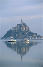 France, Normandie, Manche, baie du Mont-Saint-Michel, grande maree, maree haute, bateaux de plaisance devant le mont, monument historique, reflet,