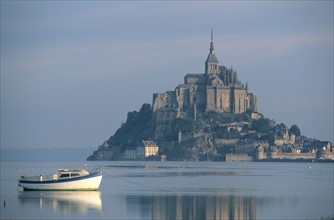 France, Normandie, Manche, baie du Mont-Saint-Michel, grande maree, maree haute, bateau de plaisance devant le mont, monument historique, reflet,