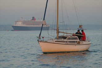 France, Normandie, Manche, Cherbourg, rade, premiere escale francaise du paquebot Queen Mary II le 14 avril 2004, bateau de plaisance, voilier,