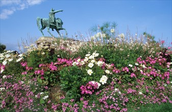 France, Normandie, Manche, Cotentin, Cherbourg, statue de Napoleon, fleurs, sculpteur :Armand Le veel