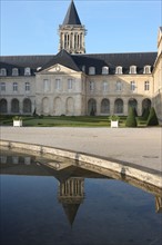 France: Normandie, calvados, caen, abbaye aux dames, conseil regional, eglise de la trinite, bassin, reflet clocher, administration,