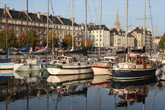 France, Normandie, calvados, caen, bassin saint pierre, bateaux, plaisance, voiliers, mats, reflet dans l'eau, immeubles quai de vendeuvre,