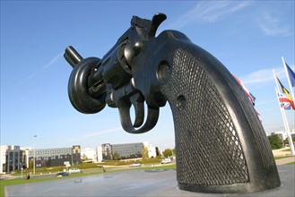 France: Normandie, calvados, caen, memorial pour la paix, Bronze intitule Non Violence situe devant le Memorial, don de l'artiste Carl Fredrik Reutersward, pistolet avec un noeud
