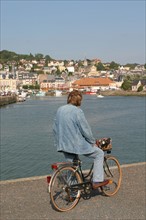 France, Basse Normandie, calvados, cote fleurie, deauville, port, vue sur trouville, cycliste, velo, passant, contemplation, quai,
