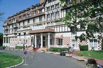 France, Basse Normandie, calvados, cote fleurie, deauville, hotel du golf, lucien barriere, entree de l'hotel, voiturette, caddy,