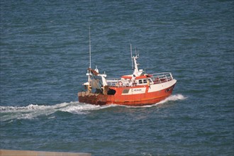 France, Basse Normandie, calvados, bessin port en bessin, bateau de peche, sortie en mer,