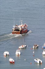 France, Basse Normandie, calvados, bessin port en bessin, bateau de peche, sortie du port, bateaux de palisance dans l'avant port,