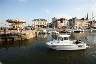 entree et sortie de bateau a l'ouverture du vieux bassin, vedette, bateau de palisance, manege, maisons, hotel de ville,