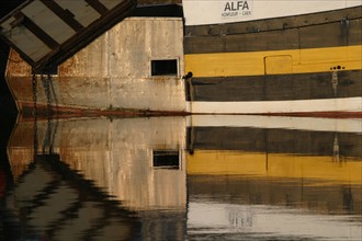 France, Normandie, calvados, Honfleur, port de peche, chalutier, reflet coque du bateau,