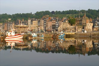 France, Basse Normandie, calvados, cote fleurie, Honfleur, port de peche
au fond : le vieux bassin, chalutiers,