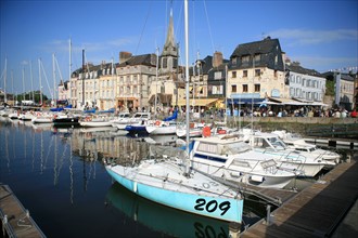 France, Normandie, calvados, Honfleur, le vieux bassin, reflet, maisons, ardoise, bateaux plaisance, voiliers,