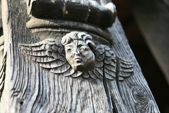 France, Basse Normandie, calvados, cote fleurie, Honfleur, detail du porche de l'eglise sainte catherine, ange: poutre bois,