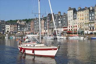 France, Normandie, calvados, Honfleur, bateau de plaisance, voilier, le vieux bassin, reflet, maisons, ardoise, sortie en mer, port,