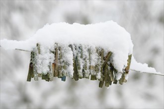 France, Normandie, calvados, cote fleurie, trouville sur mer, 20 centimetres de neige a Trouville (14) en janvier 2006, pinces a linge sur un fil,