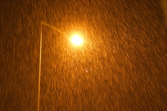 France, Normandie, calvados, cote fleurie, trouville sur mer, 20 centimetres de neige a Trouville (14) en janvier 2006, lampadaire, chute de neige, nuit,