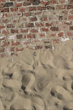 France, Normandie, calvados, cote fleurie, trouville sur mer, plage, detail sable et mur de briques,