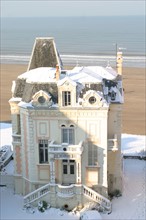 France, Normandie, calvados, cote fleurie, trouville sur mer, 20 centimetres de neige a Trouville (14) en janvier 2006, villa les flots, plage,