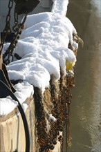 France, Normandie, calvados, cote fleurie, trouville sur mer, 20 centimetres de neige a Trouville (14) en janvier 2006, port de peche, chalutier, filets,