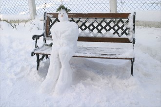 France, Normandie, calvados, cote fleurie, trouville sur mer, 20 centimetres de neige a Trouville (14) en janvier 2006, bonhomme de neige sur un banc,