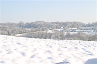 France, Normandie, calvados, cote fleurie, trouville sur mer, 20 centimetres de neige a Trouville (14) en janvier 2006, hauteurs de la ville, champs, haies,