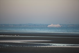 France, Basse Normandie, calvados, cabourg, plage, maree basse, vue sur un ferry compagnie brittany ferries, port de ouistreham,