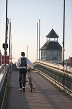 France, Basse Normandie, calvados, cabourg, entre cabourg et dives sur mer, passerelle vers port guillaume, cycliste a pied,