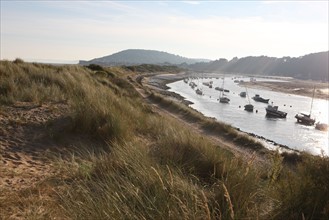 France, Basse Normandie, calvados, cabourg, plage, sable, massif de dunes entre la plage et port guillaume, port de plaisance, maree basse,