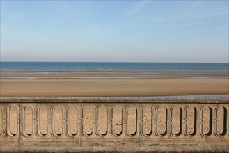 France, Basse Normandie, calvados, cabourg, plage, sable, promenade marcel proust, balustrade, maree basse, mer, plage vide de touristes,
