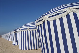 France, Basse Normandie, calvados, cabourg, plage, front de mer, cabines de bain, promenade marcel proust, parasols bleus rayes, loisirs balneaires,